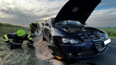 V Libčevsi srazilo auto divočáka, z poškozeného vozu začal na silnici vytékat olej