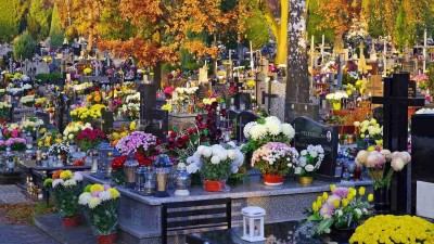 Letos budou nejdražší Dušičky české historie. Kolik lidé utratí za květiny a svíčky?