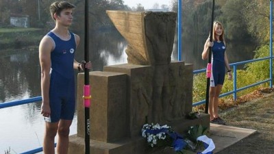 OBRAZEM: U pomínku na břehu Ohře opět vzpomínali na zavražděné a umučené veslaře