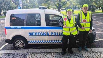 Pomoc městské policii při ranním dozoru u škol: Bezpečnost dětí na přechodech není dobrovolníkům lhostejná!