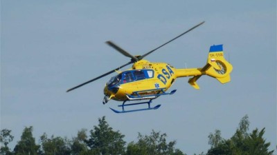 AKTUÁLNĚ: Po střetu osobního vozu s nákladním letěl pro těžce zraněného muže vrtulník