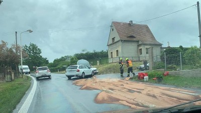 AKTUÁLNĚ: Pozor, nehody! Dvě auta bourala před Žatcem, u další jsou záchranáři