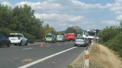 FOTO/VIDEO/AKTUALIZUJEME: Při nehodě u Dobroměřic zemřel člověk, dalšího transportoval vrtulník s vážným zraněním do nemocnice