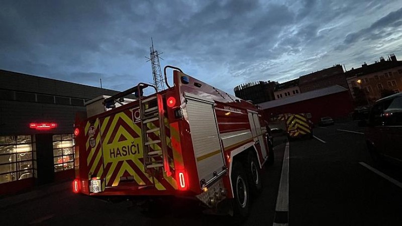 Hasiči z Prahy jedou na pomoc do Hřenska. Foto zdroj: Hasiči Praha