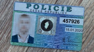 Podvodn&iacute;ci často použ&iacute;vaj&iacute; padělan&eacute; služebn&iacute; průkazy. Foto: Policie ČR