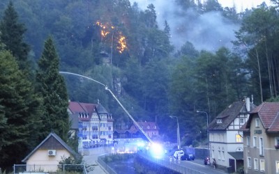 VIDEO: Peklo pokračuje! Zuřící oheň měl zničit první domy. Kouř z Hřenska cítí lidé po celém kraji
