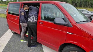 V tomto autě převážel řidič 30 migrantů. Foto: Policie ČR