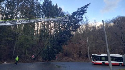 Hasiče od brzkého ráda zaměstnává silný vítr. Na kontě mají za necelé dvě a půl hodiny téměř 5 desítek zásahů