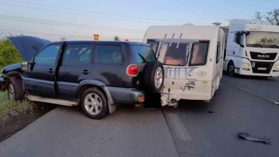 U Postoloprt se srazila dvě auta. Jedno skončilo na střeše