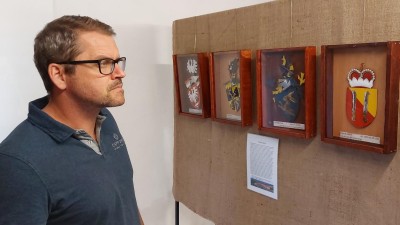 FOTO: Výstava tepaných erbů a znaků v Žatci se těší velkému zájmu návštěvníků