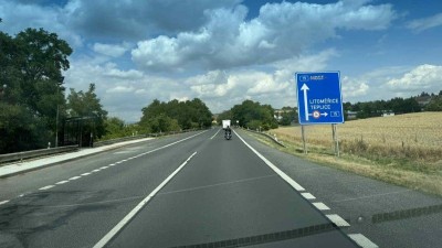 Od půlky srpna bude o důvod navíc dodržovat oficiální objízdnou trasu a ke Korozlukám vůbec nezajíždět. Foto: redakce