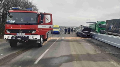 AKTUÁLNĚ: U Postoloprt se srazil osobák s kamionem. Doprava je v místě nehody omezena