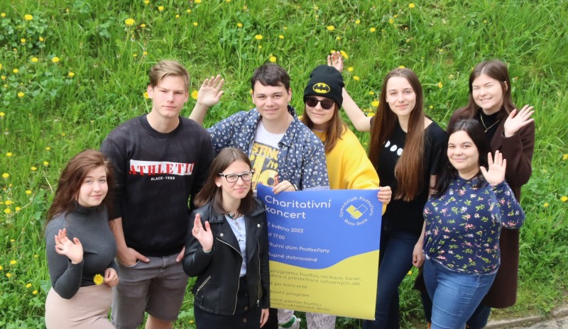 studenti s plakátem koncertu, který dělala studentka kvarty Bára Kopačková. Foto: Gymnázium a SOŠ Podbořany 