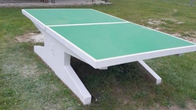 V Žiželicích se už zase může hrát ping pong. Radnice nechala zrekonstruovat venkovní herní stůl