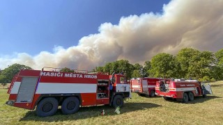 V Národním parku České Švýcarsko bojují hasiči s velkým požárem. Foto: Hasiči Hrob