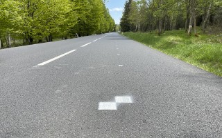 Dva bílé čtverce se dotýkají rohy. Viditelné jsou nyní na mnoha silnicích. Foto: Oldřich Hájek