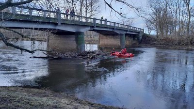 FOTO: Ohře je plné naplavenin. Hasiči v Počedělicích na Lounsku odstraňují z vody klády