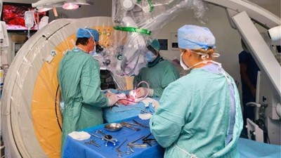 VIDEO: Neurochirurgové z Masarykovy nemocnice mají za sebou stou úspěšnou operaci páteře pomocí robota