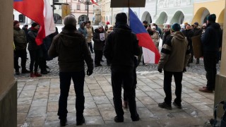 Lid&eacute; chtěj&iacute; vyj&aacute;dřit při neděln&iacute;ch shrom&aacute;žděn&iacute;ch nejen podporu prezidentovi, ale i nelibost vůči &uacute;rovni politick&eacute; diskuze. Ilustračn&iacute; foto: FB Milion chvilek pro demokracii