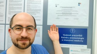 MUDr. Martin David ukazuje kopii certifikátu. Foto: Krajská zdravotní