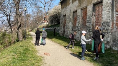 NAPSALI JSTE NÁM: Dobrovolníci uklízeli v sobotu žatecké hradby a okolí knihovny