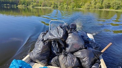 FOTO: Během jarních úklidových akcí okolo vodních ploch se podařilo sesbírat téměř 40 tun odpadu