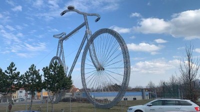 TIP&nbsp;NA&nbsp;V&Yacute;LET:&nbsp;Obř&iacute;&nbsp;ocelov&yacute;&nbsp;bicykl&nbsp;v&aacute;s&nbsp;ohrom&iacute;&nbsp;rozměry&nbsp;i&nbsp;př&iacute;během