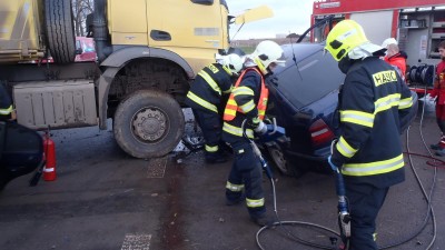 AKTUÁLNĚ: Dopravní nehoda náklaďáku a dodávky zkomplikovala dopravu u Blatna na Lounsku. Policisté odklánění provoz