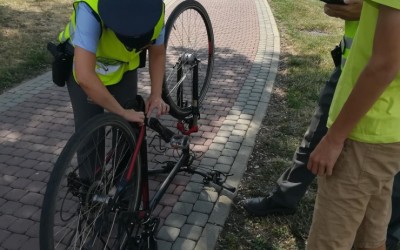 Policisté pokutovali cyklisty a chodce za porušení pravidel silničního provozu