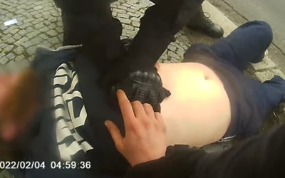 VIDEO: Záchranná akce v Žatci. Muž nehybně ležel poblíž vlakového nádraží