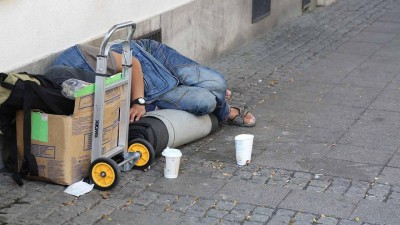 Bezdomovec ležící na zastávce měl zřejmě zdravotní problémy