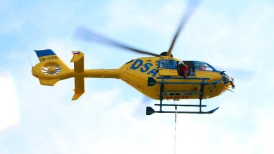AKTUÁLNĚ: Hasiči, záchranáři a vrtulníky míří do Markvartic na Děčínsku. Několik dětí tam spadlo z vyhlídky