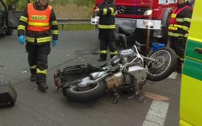 Policisté vyšetřují nehodu motorkáře na Lounsku, hledají svědky a vůz následujícího popisu