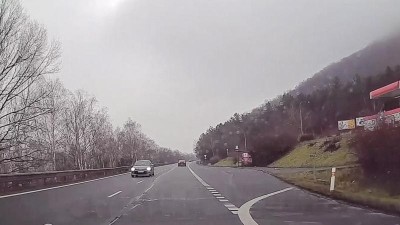 VIDEO: Na silnici Chomutov - Most šlo o život! Auto tam jelo po třináctce v protisměru