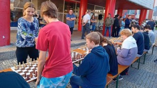 Čtrnáct odvážlivců se současně utkalo se šachovou velmistryní. Foto: TJ Tatran