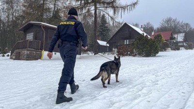 VIDEO: Je tu vše v pořádku? Policisté preventivně procházejí chatové oblasti