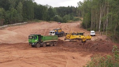 Na stavbě dálnice D6 u Hořoviček se pracuje na konsolidačních násypech a založení mostu