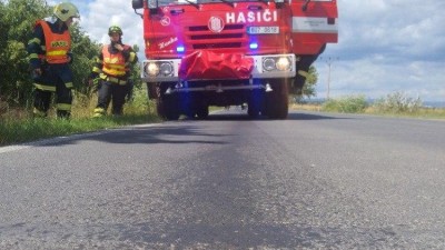 Na silnici u Výškova byl vyteklý olej. Hasiči skvrnu zlikvidovali