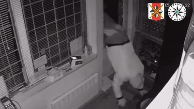 VIDEO: Šipka dveřmi, pak začalo rabování! Maskovaní zloději se vloupali do benzínky na Lounsku