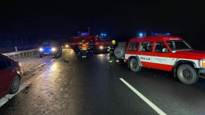 Večerní nehoda na D7 uzavřela dálnici a zaměstnala hasiče
