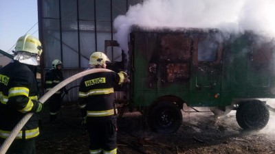 AKTUÁLNĚ: V Postoloprtech znovu hoří, hasiči vyjížděli do stejného areálu jako v sobotu