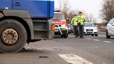 AKTUÁLNĚ: Dopravu u Smolnice na Lounsku komplikuje nehoda dodávky a kamionu