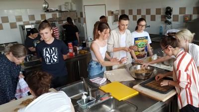 NAPSALI JSTE NÁM: Gymnazisté v Podbořanech napekli sušenky na charitativní koncert pro ukrajinské děti