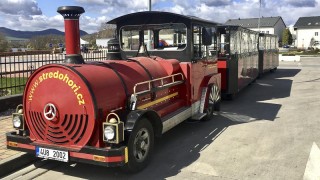 Na Řípskou pouť se dostanete třeba silničním vláčkem nebo autobusem. Vyjíždí z Roudnice. Foto: DA České středohoří