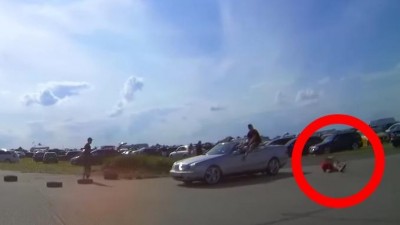 VIDEO: Riskantní jízda partičky v kabrioletu na srazu tunerů končí drsným pádem! S posádkou auta to ani nehne