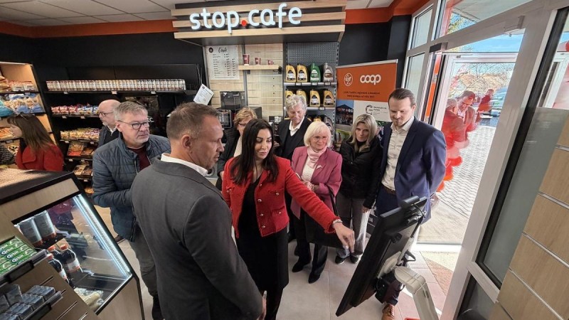 Koncept spojení čerpací stanice se samoobslužnou prodejnou představili zástupci společností médiím a představitelům blízkých samospráv ve středu 10. prosince. Foto: Oldřich Hájek