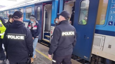 Chtěli za lepším životem do Německa. Cizinecká policie zadržela ve vlacích Syřany bez dokladů