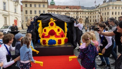 Kladenská továrna Lego slaví na Hradě. Vystavila obří korunu z kostiček.