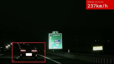 VIDEO: Policie zveřejnila video jízdy dálničního piráta. Ten se "řítil" po D7 rychlostí 237 km/h