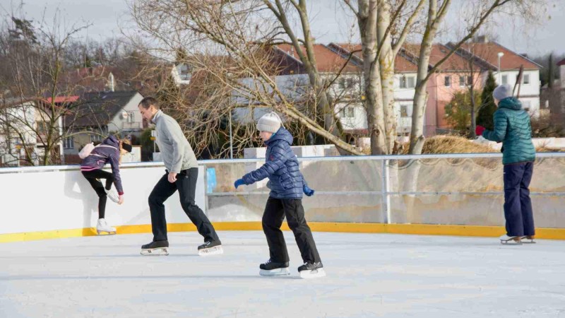 V Podbořanech se už bruslí. V sobotu se tam otevřelo kluziště. Foto: Laurencia Helásková